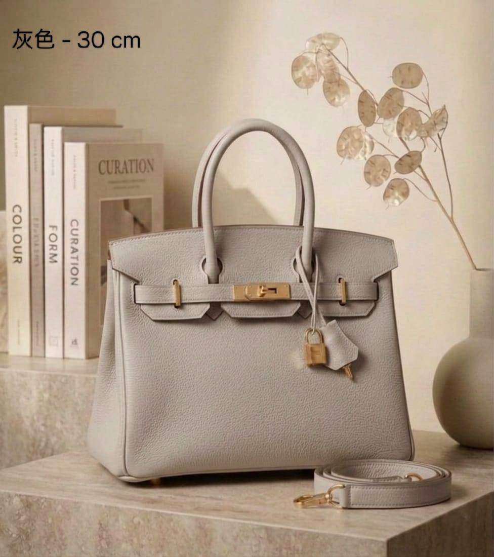 HERMES

 ʙɪʀᴋɪɴ SOFT ʟᴇᴀᴛʜᴇʀ ɢᴏʟᴅ ʜᴀʀᴅᴡᴀʀᴇ ᴡɪᴛʜ ʟᴏɴɢ ʙᴇʟᴛ sᴛʀᴀᴘ 

sɪᴢᴇ : 30 cm
ɢᴏᴏᴅ ǫᴜᴀʟɪᴛʏ ᴍᴀᴛᴇʀɪᴀʟ 

115 dhs🇦🇪🇦🇪

Zain31
♥️♥️♥️