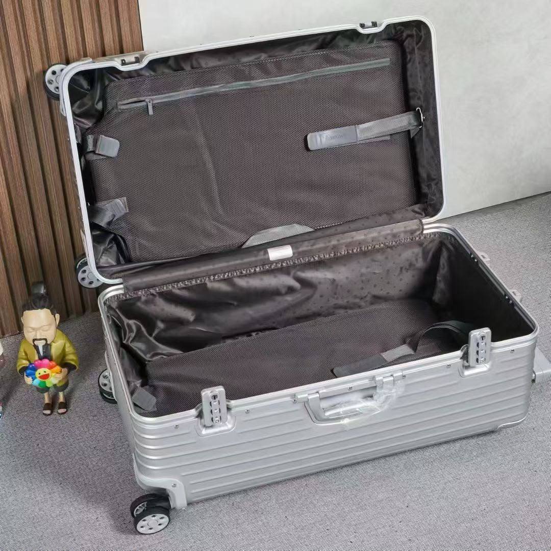 Dior Trunk 
Master quality 💓💓
2100 dhs✅✅

Zain341
♥️♥️♥️