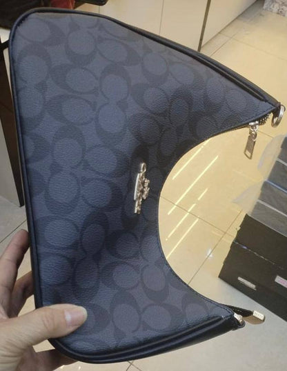 Coach
95 dhs✅
Good quality 

Size28cm

Zain06
♥️♥️♥️