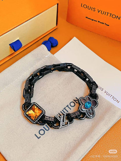 LV 
Master Bracelet 

90 dhs🪙🌨️

Zain32
♥️♥️♥️