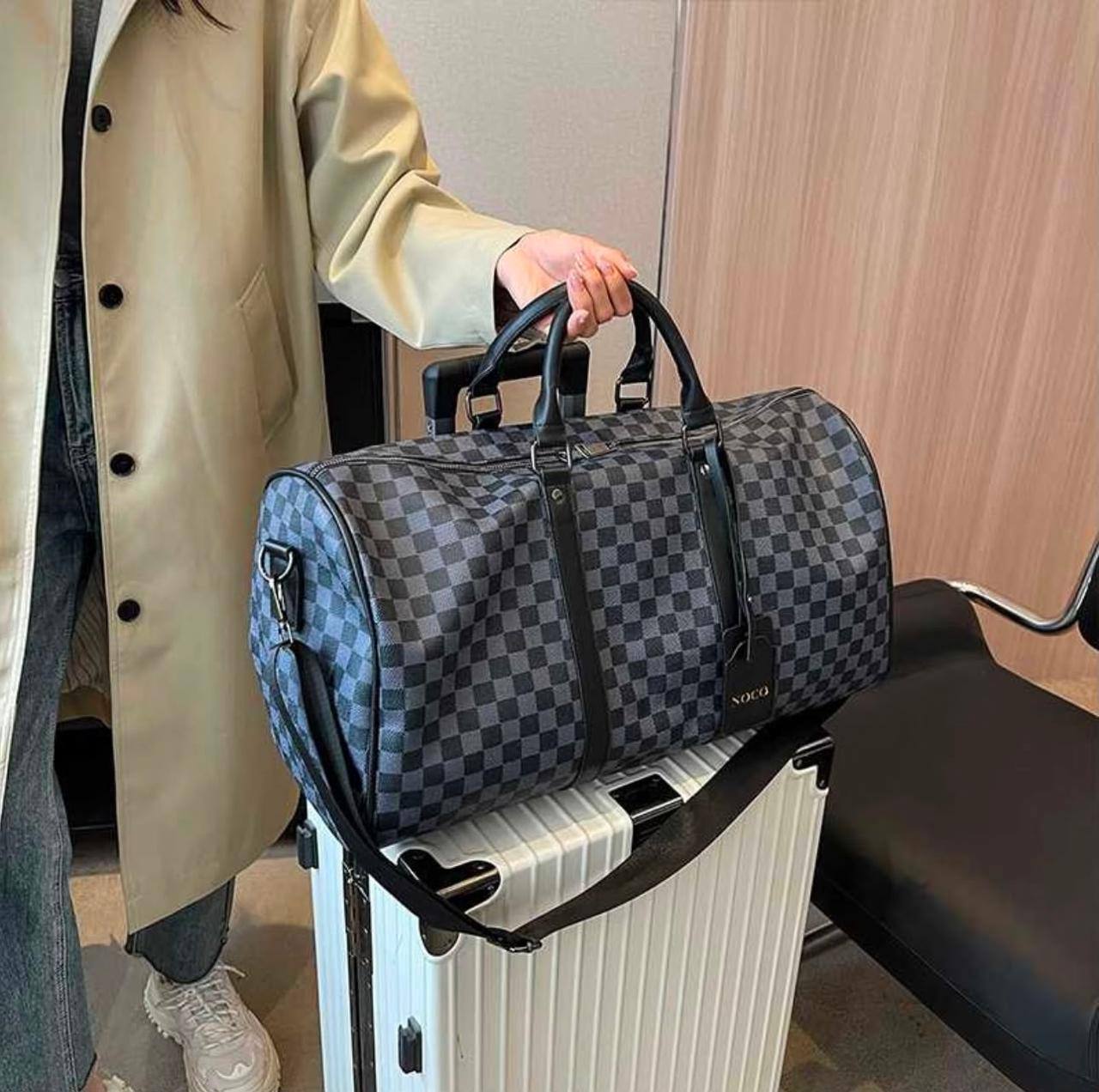 LV
 TRAVELLING BAG NEW CAME GOOD QUALITY 
120 dhs✅
SIZE : 55cm

Zain17
♥️♥️♥️