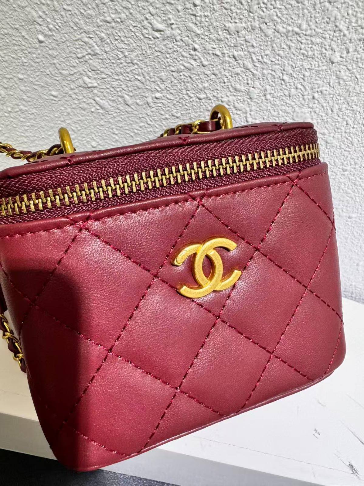 CHANEL

best quality 
with box

95 dhs🇦🇪🇦🇪🇦🇪
size12CM

Zain290
♥️♥️♥️