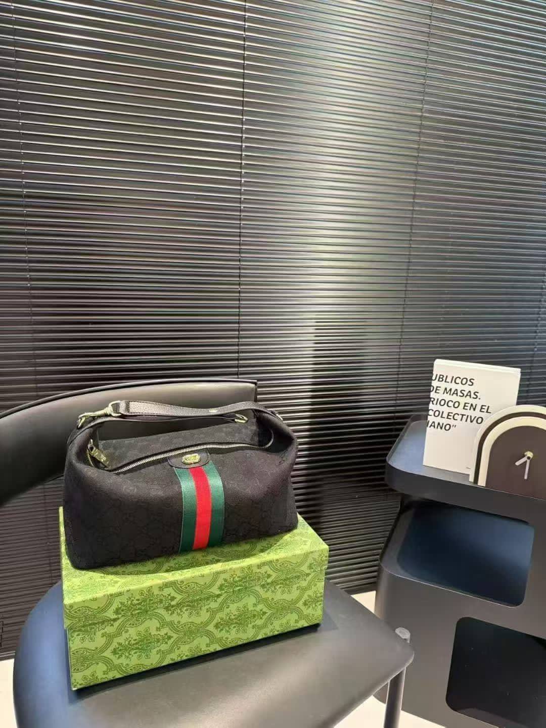 Gucci
 115 dhs❤️ 

with box
🎁🎁🎁

Zain235
♥️♥️♥️
