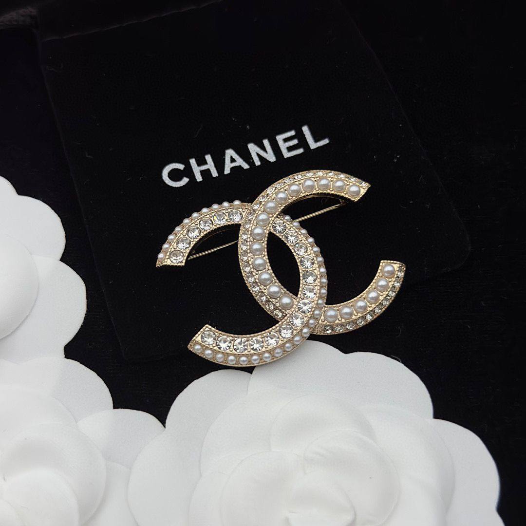 CHANEL BROOCH

MASTER ✨💫

75 DHS🇦🇪🇦🇪
 WITH BOX AND PAPER BAG🎁🛍️
Zain89
♥️♥️♥️