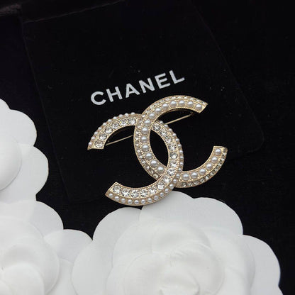 CHANEL BROOCH

MASTER ✨💫

75 DHS🇦🇪🇦🇪
 WITH BOX AND PAPER BAG🎁🛍️
Zain89
♥️♥️♥️