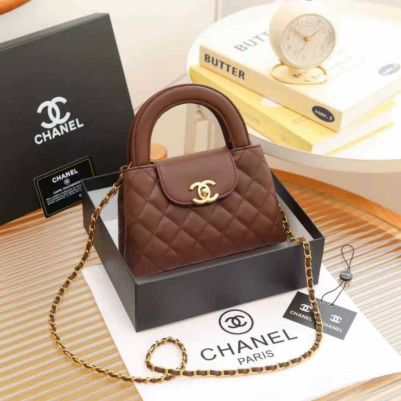 Chanel
Chanel 
95 dhs💓
with box
size 20×6×13cm

Zain42
♥️♥️♥️