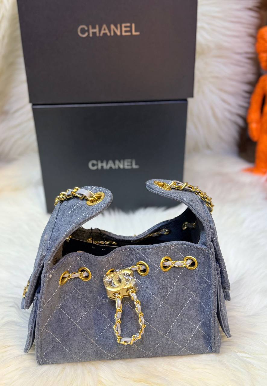 Chanel 
good quality, 
comes with box, 🎁🎁🎁
size...22 * 12 cm 
110 dhs✅
Zain12
♥️♥️♥️