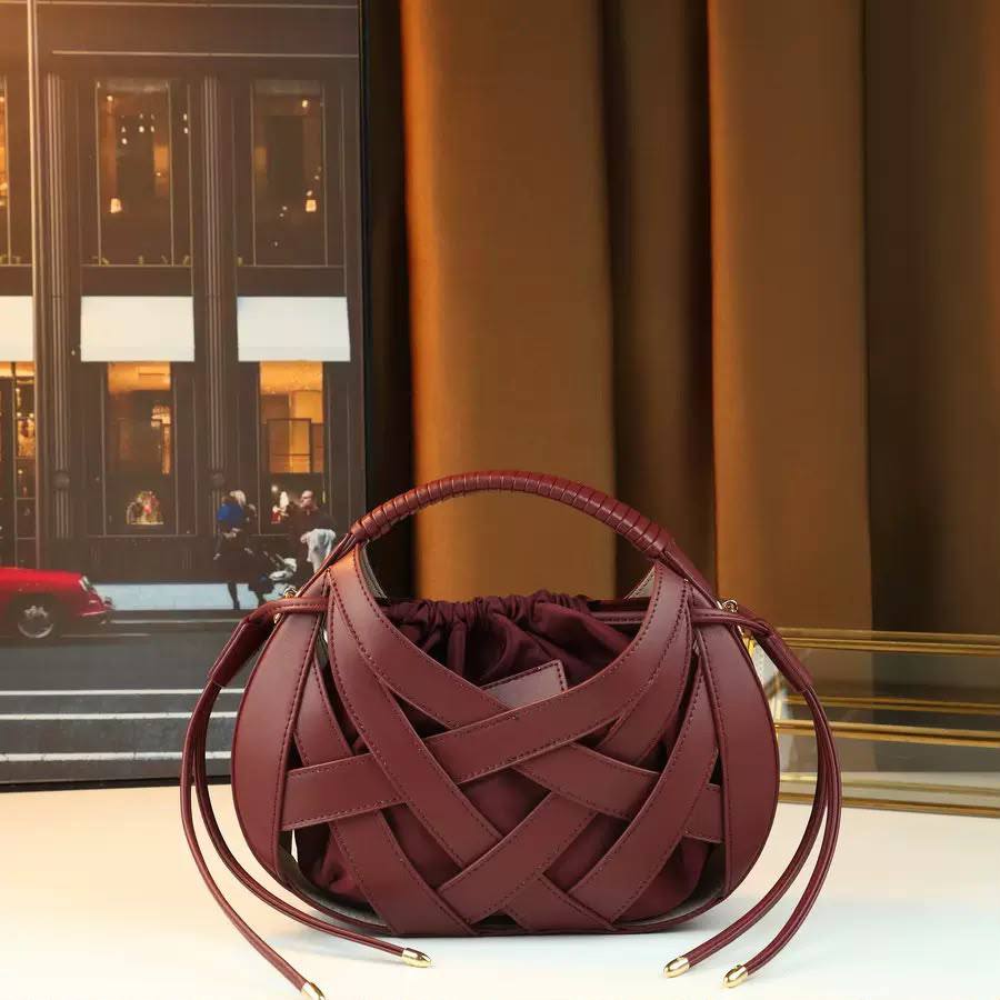 BOTTEGA NEW CAME HIGH QUALITY WITH BOX 
130 dhs✅

Zain295
♥️♥️♥️