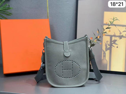 💓 Hermes evelyne
1️⃣ First quality +🎁
Size : 18 * 21 * 7 cm
85 dhs🇦🇪🇦🇪
with box 🎁

Zain115
♥️♥️♥️