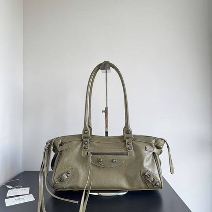BALENCIAGA 

COPY ONE 

NEW CAME 

160 dhs🪙🌨️

Zain39
♥️♥️♥️