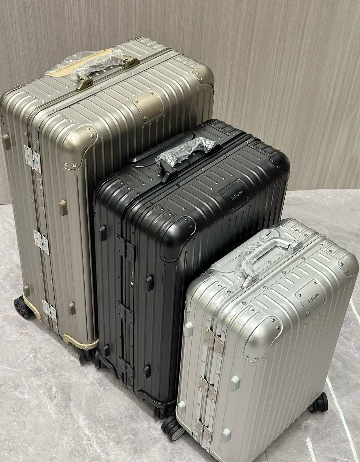 Rimowa
Super Master quality 

Small 790 dhs

Medium 890 dhs

Large 990 dhs 

Zain250
♥️♥️♥️