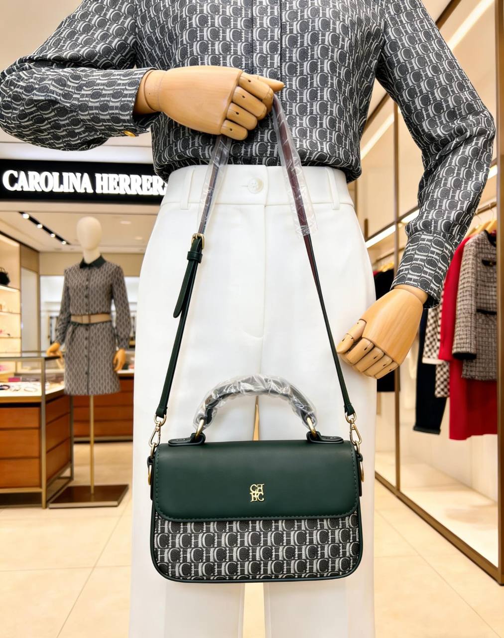 CH

100 dhs✅

with box 
🎁🎁🎁

Size:20/6/12

Zain07
♥️♥️♥️