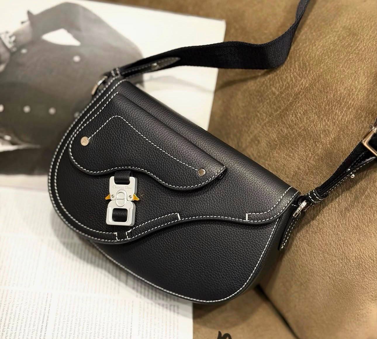 Dior
95 dhs✅
good-quality with box

Zain35
♥️♥️♥️