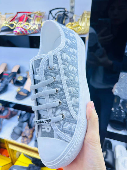Dior
High quality 
size 36-42 
170 dhs🪙🌨️

Zain132
♥️♥️♥️