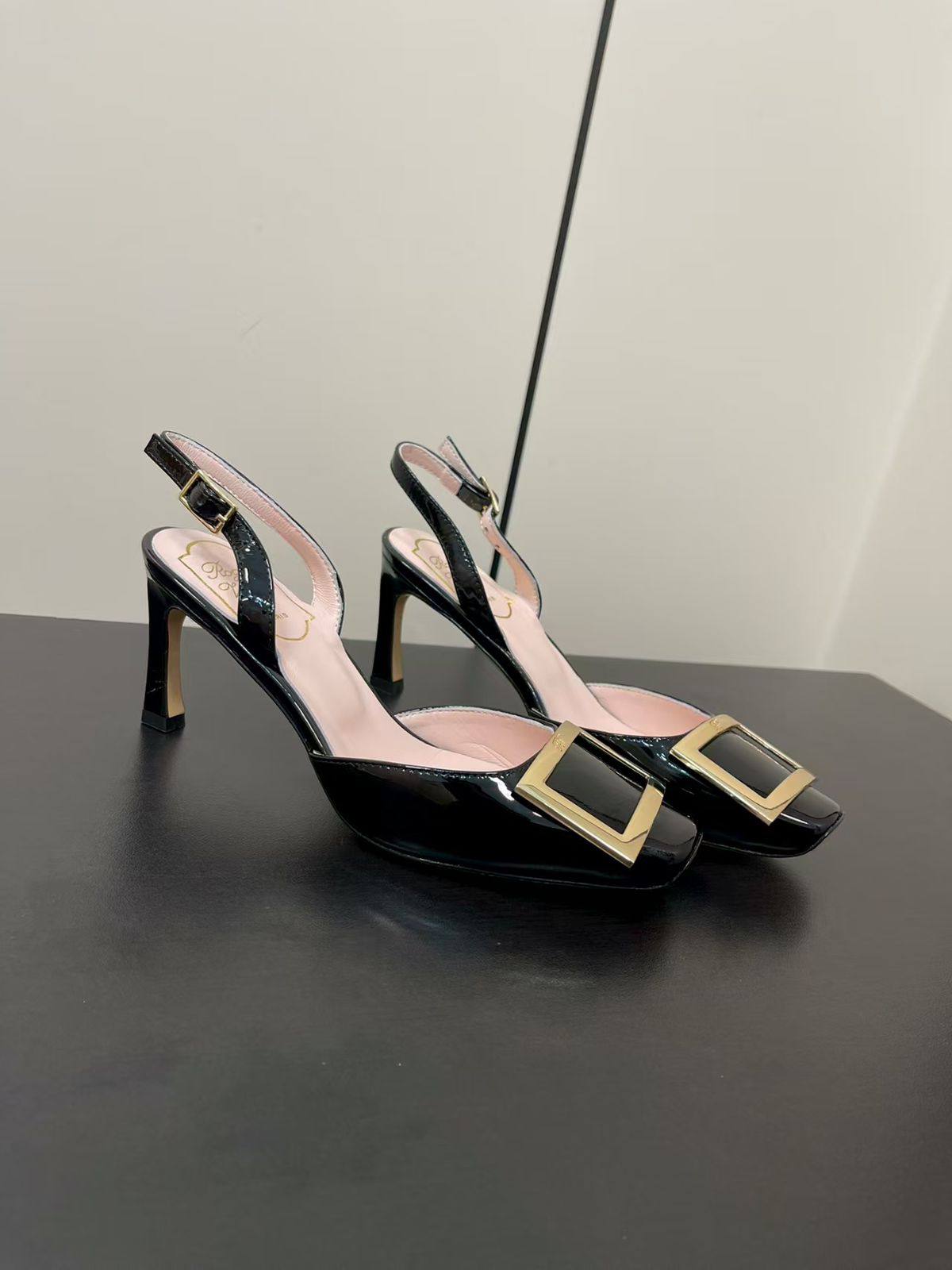 Roger Vivier
Size 36-41 
120 dhs❣️

Zain132
♥️♥️♥️