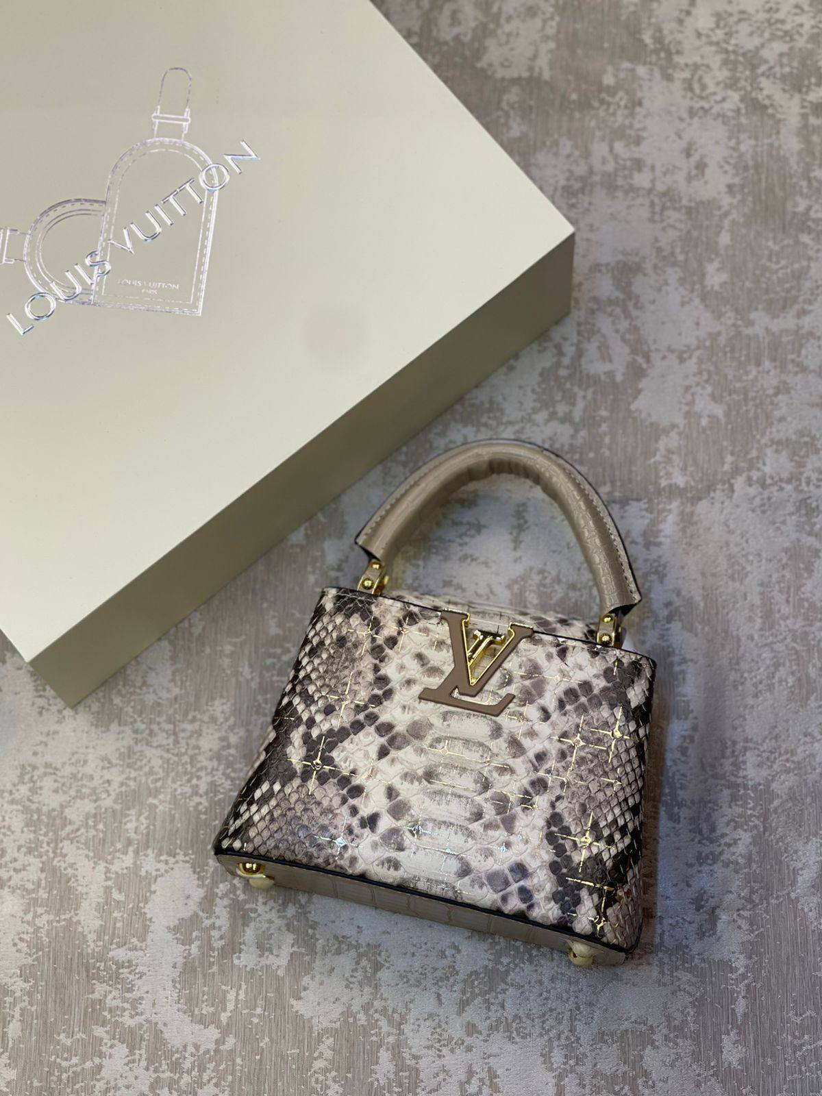 LV
330 dhs❣️

Zain175
♥️♥️♥️