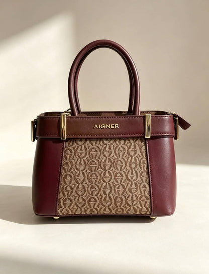 Aigner 
100 dhs🇦🇪🇦🇪

with box

size 21×7×14cm

Zain42
♥️♥️♥️