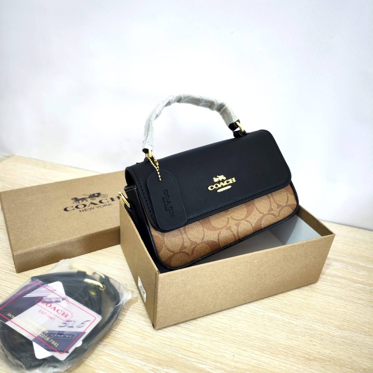 Coach
85 dhs🪙🌨️ 

high quality 

with box
🎁🎁🎁

Zain26
♥️♥️♥️