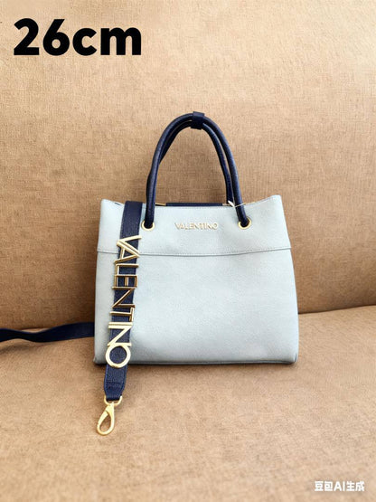 Valentino
115 dhs❤️ 
High quality 26Cm

Zain26
♥️♥️♥️