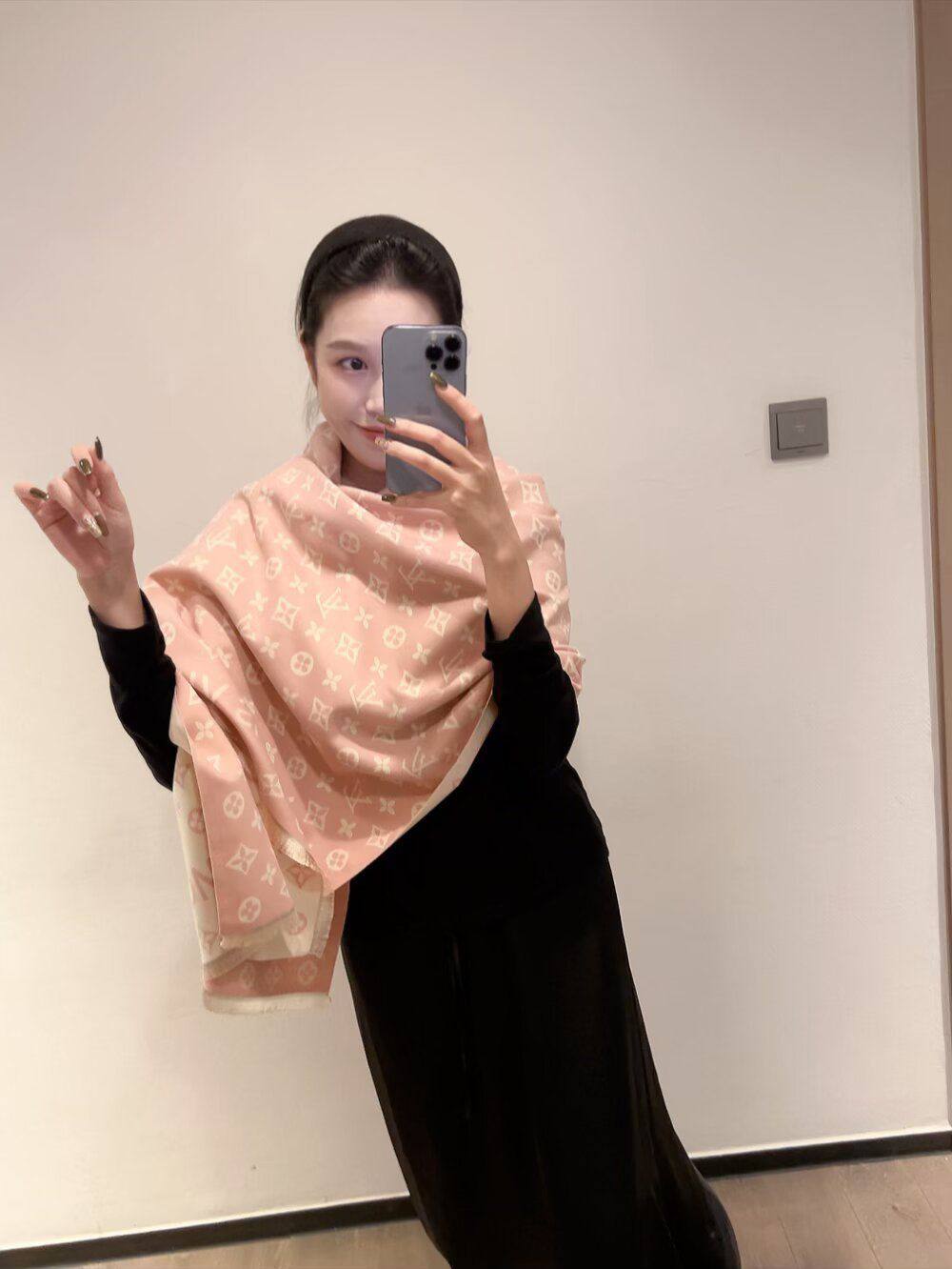 Winter scarf 
45 dhs🪙🌨️

Zain93
♥️♥️♥️