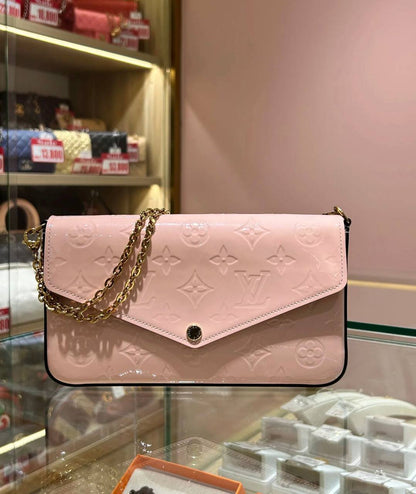 New LV
good quality, 

with box, 
🎁🎁🎁
size 21* 12 cm 
85 dhs🪙🌨️

Zain12
♥️♥️♥️
