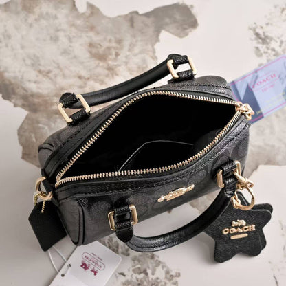 Coach 
100 dhs🇦🇪🇦🇪

with box
size 18×10×13cm

Zain42
♥️♥️♥️