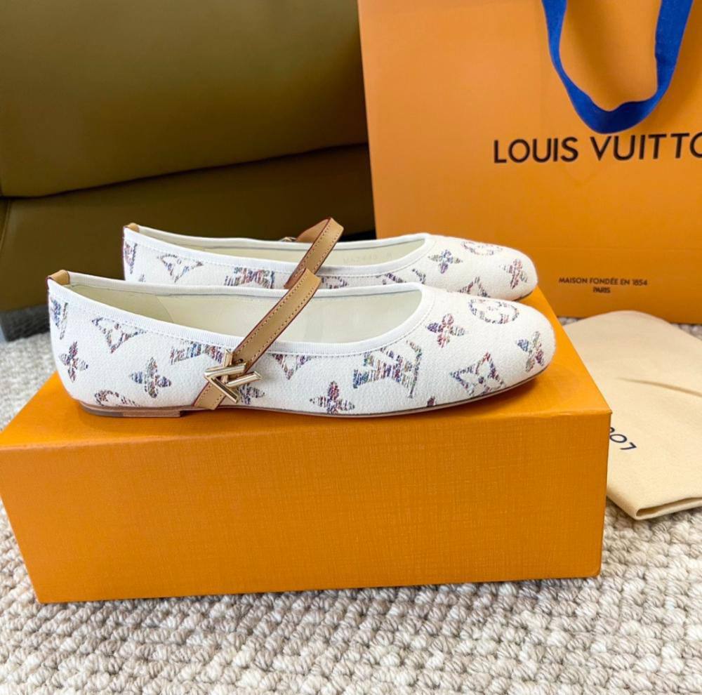 LV
☘️ *SIZE  36  to 41 ☘️                                                                                                       
260 dhs🪙🌨️

Zain224
♥️♥️♥️