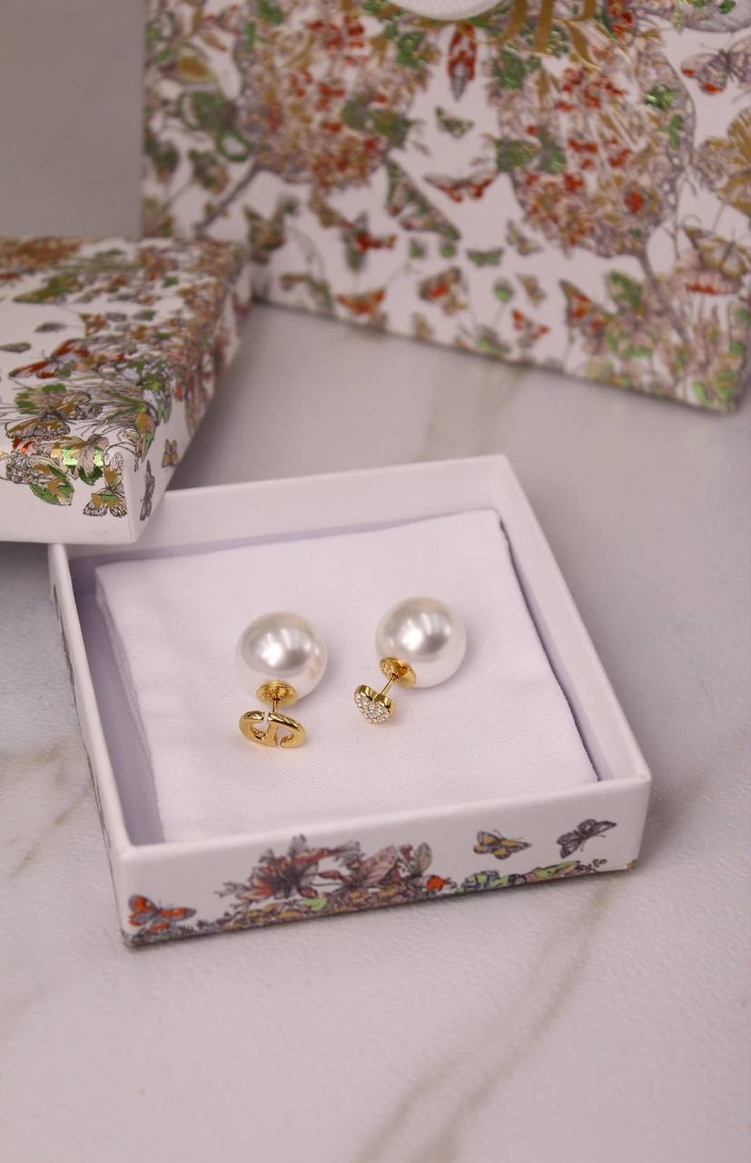 DIOR 🤍
* ⁠↗️ *Super Master Quality ®️*⬆️
* ⁠NEW COLLECTION *Earings*

*90 dhs🇦🇪🇦🇪* with *Normal* Box & Bag
*105 dhs🇦🇪🇦🇪* with *Orignal* 🎁 Packaging

Zain209
♥️♥️♥️