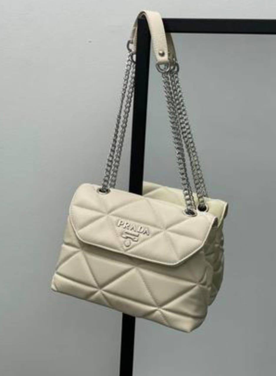 Prada

with box
🎁🎁🎁

95 dhs🪙

Zain143
♥️♥️♥️