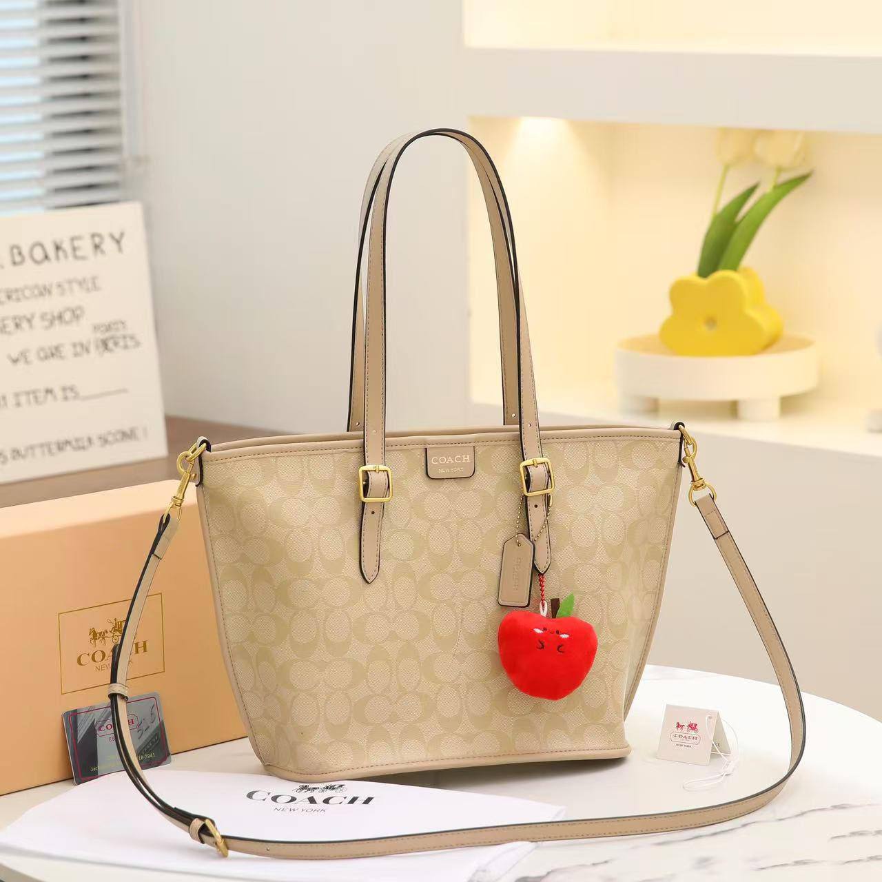 Coach bag 
Size:28cm

With Box 📦 
🎁🎁🎁

90 dhs🌺

Zain56
♥️♥️♥️