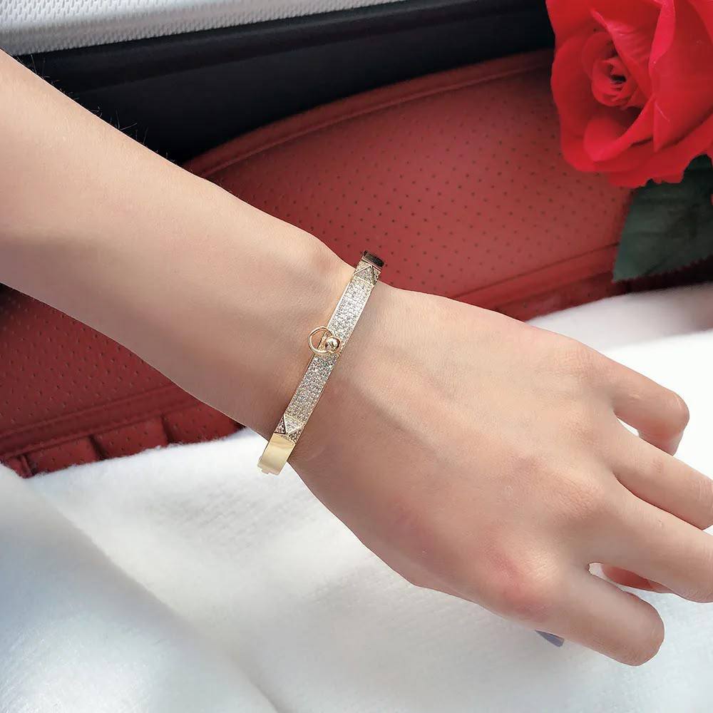 Hermes ❤️‍🔥*
Bangle 🦋
Master quality 💯
With normal boxes 🗃️ 
70 dhs✅
With master box 📦 
85 dhs✅

Zain216
♥️♥️♥️