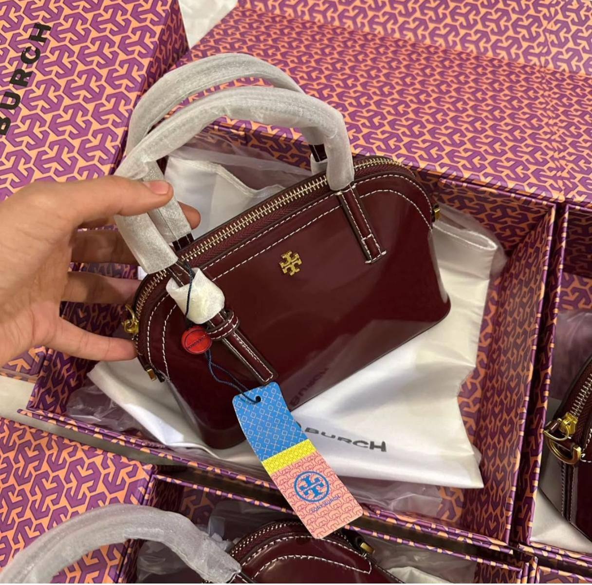 Tory Burch

90 dhs✅

with box
🎁🎁🎁

Zain07
♥️♥️♥️