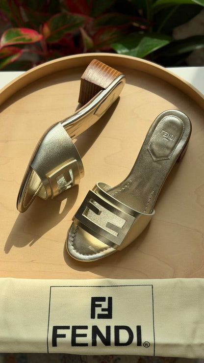 FENDI

Available🤩

Master quality 

Size: 36 to 41
430 dhs🇦🇪🇦🇪

Zain318
♥️♥️♥️