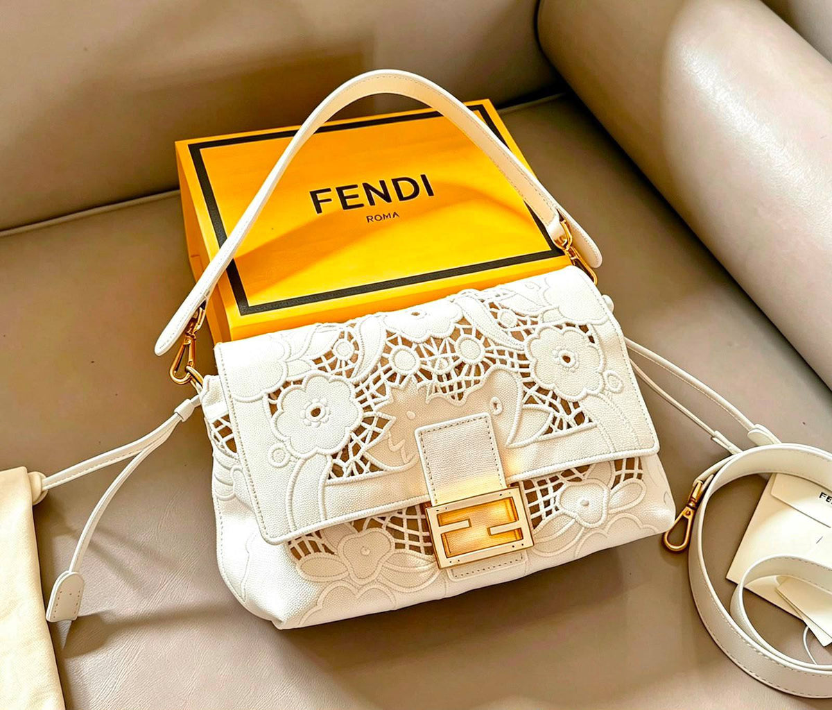 FENDI 

NEW DESIGN 

MASTER QUALITY 
WITH BOX 
295 dhs🇦🇪🇦🇪

Zain295
♥️♥️♥️
