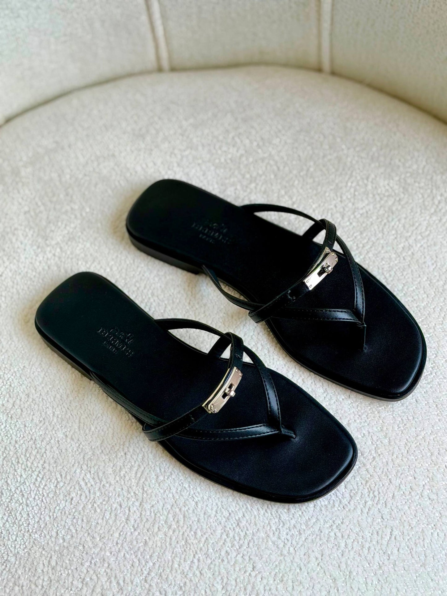 Hermes
Super *AAA* *+* Quality 💯 
With original packing🎁🎁
SIZE:36and41
Available now
450 dhs✅

Zain308
♥️♥️♥️