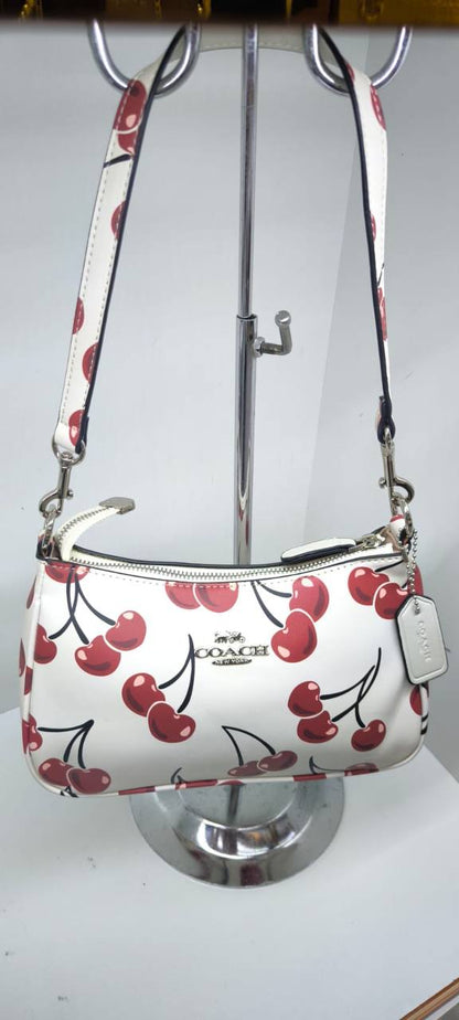 Coach
good quality
With box 
95 dhs💓

Zain203
♥️♥️♥️