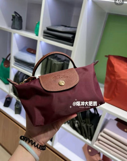 Long Champ mini 
Size：17cm
50 dhs🇦🇪🇦🇪

Zain136
♥️♥️♥️