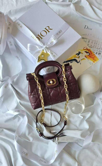 💎  Dior Jolie new
1⃣️ First quality +🎁
Size : 19 * 13.5 cm
115 dhs🌺
with 🎁

Zain115
♥️♥️♥️