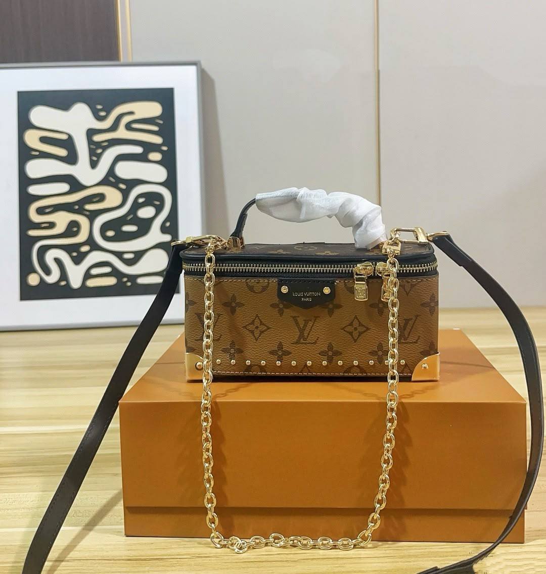 LV 
COPY ONE NEW CAME WITH BOX 
210 dhs🇦🇪🇦🇪

Zain295
♥️♥️♥️