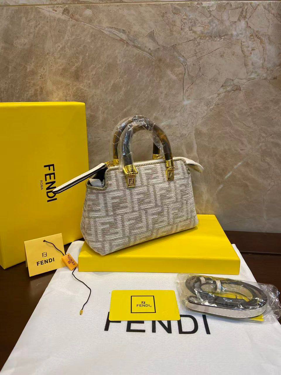 Fendi
100 dhs🌺
SIZE：18.5cm
Good-quality 

with box
🎁🎁🎁

Zain35
♥️♥️♥️