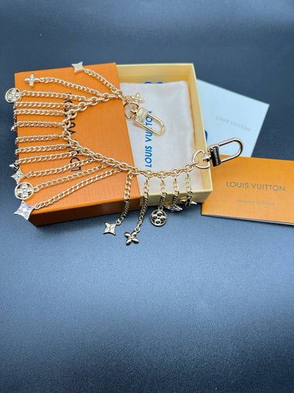 Louis Vuitton 🦋*
Bag charms ❤️‍🔥
Master quality 💯
With normal boxes 📦 
55 dhs🪙🌨️
With master box 🗃️ 
70 dhs🪙🌨️

Zain216
♥️♥️♥️