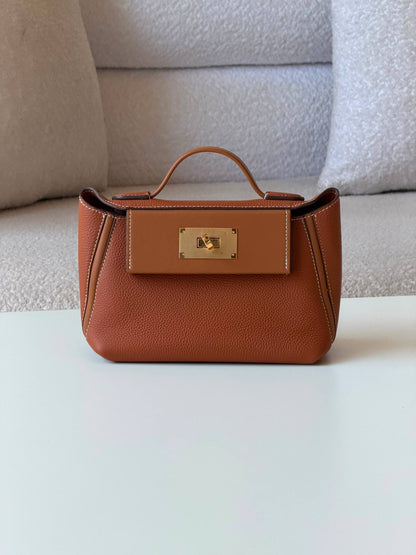 Hermes 2424  22cm💕master quality😍with box❤️
380 dhs🇦🇪🇦🇪

Zain52
♥️♥️♥️