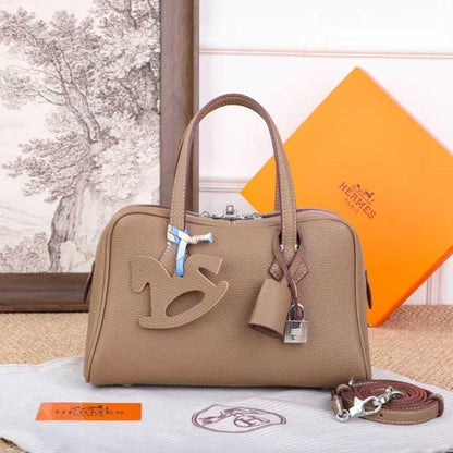 Hermes

95 dhs🇦🇪🇦🇪

With box

25cm 

Zain219
♥️♥️♥️