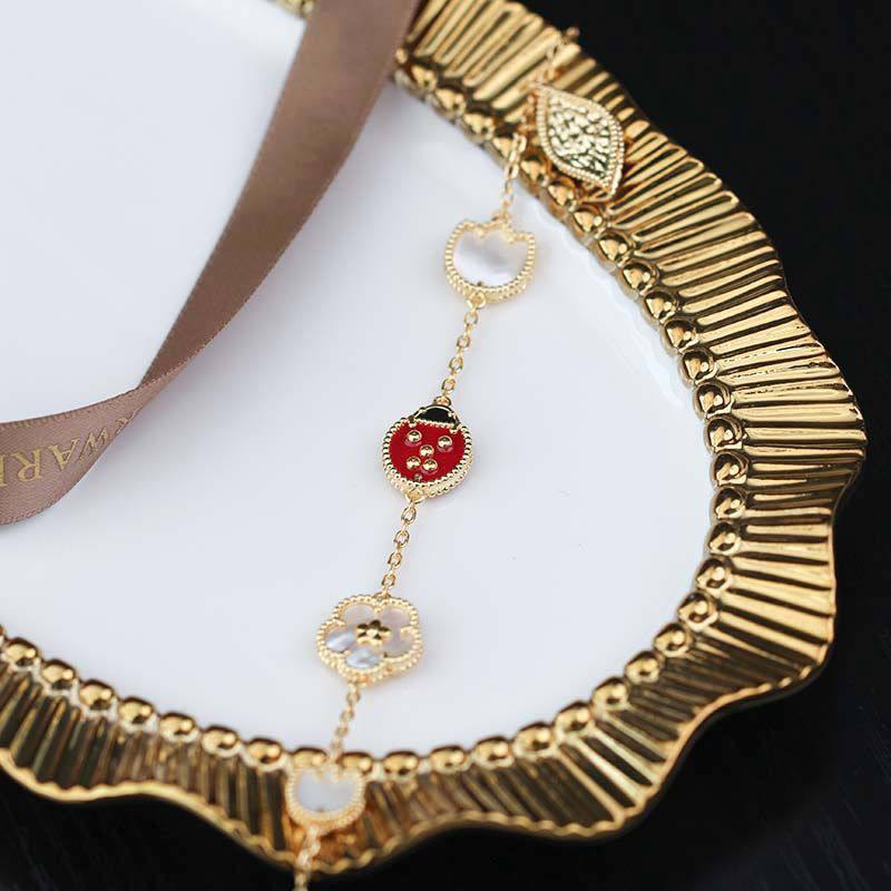 VCA 
Bracelet 🐞
Master quality 💯
With normal boxes 📦 
65 dhs🇦🇪🇦🇪

With master box 🗃️ 
110 dhs🇦🇪🇦🇪

Zain216
♥️♥️♥️