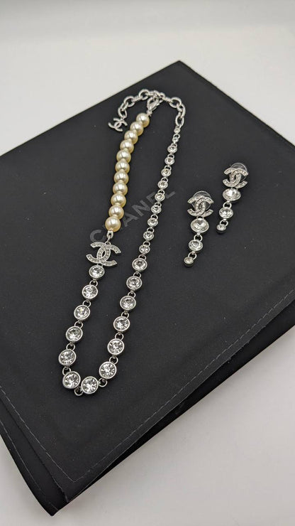 Chanel
*Master Quality* 
*Necklace & Earrings*
180 dhs✅ with Normal Box 🎁 
230 dhs✅ with Good Box 🎁
250 dhs✅ with Master Box 🎁

Zain210
♥️♥️♥️