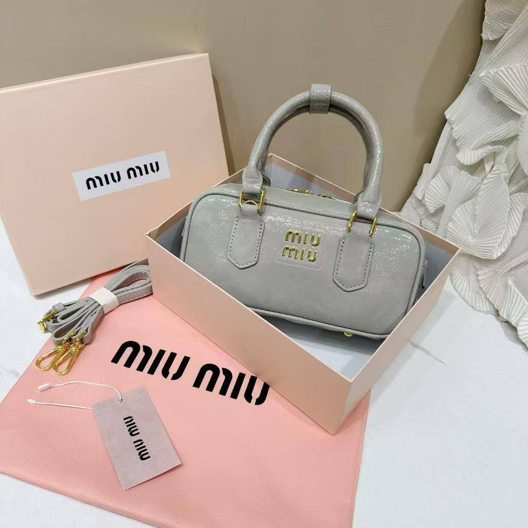 MIU MIU 

NEW CAME 

GOOD QUALITY 

WITH BOX 
90 dhs🇦🇪🇦🇪
SIZE: 23cm

Zain295
♥️♥️♥️