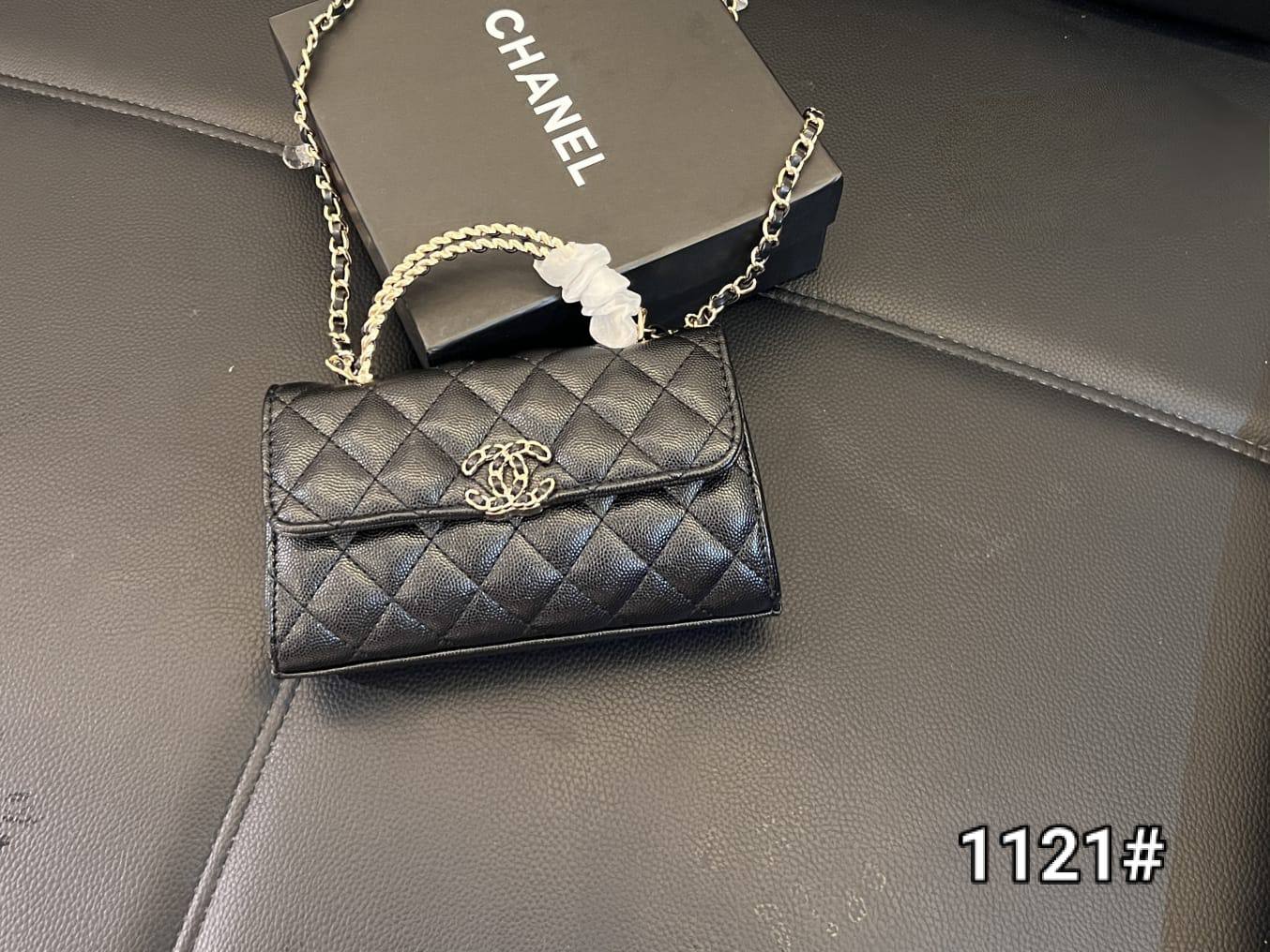Chanel
100 dhs🇦🇪🇦🇪
with box
size 19cm

Zain26
♥️♥️♥️