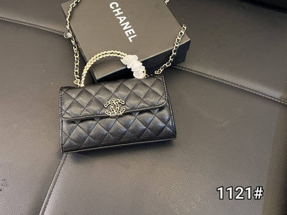 Chanel
100 dhs🇦🇪🇦🇪
with box
size 19cm

Zain26
♥️♥️♥️
