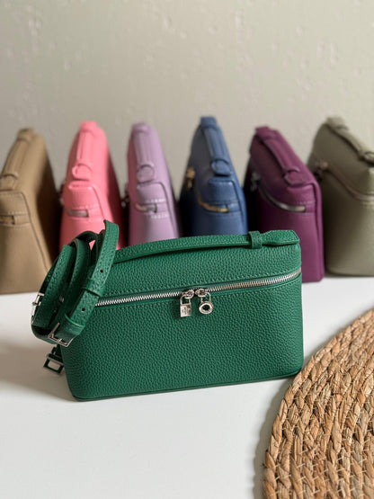 LORO PIANA
19cm
320 dhs❣️
Top quality 
With box🎁

Zain167
♥️♥️♥️
