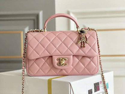 CHANEL 

NEW CAME GOOD QUALITY 

WITH BOX 
🎁🎁🎁

100 dhs💓

Zain39